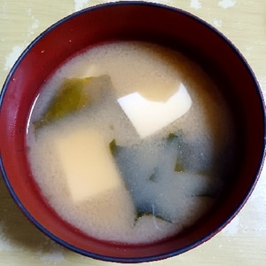 白味噌で作るお豆腐とワカメのお味噌汁